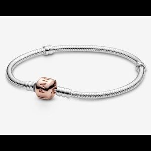 Authentic Pandora charm bracelet size 17cm.